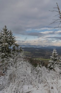 Semnicka Rock bulutlu güneş ile görüntülemek ve Batı Bohemya'da kar