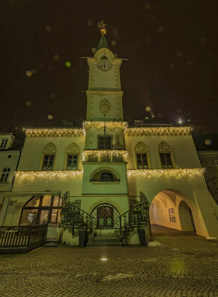 Cidade noturna Ostrov perto da cidade de Karlovy Vary — Fotografia de Stock