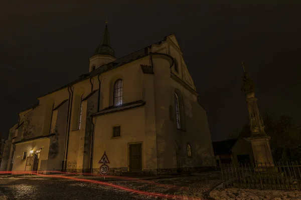 Nacht Stadt ostrov in der Nähe von Karlsbad variieren Stadt — Stockfoto