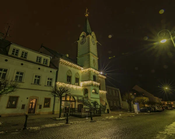 Natt staden Ostrov nära Karlovy Vary city — Stockfoto