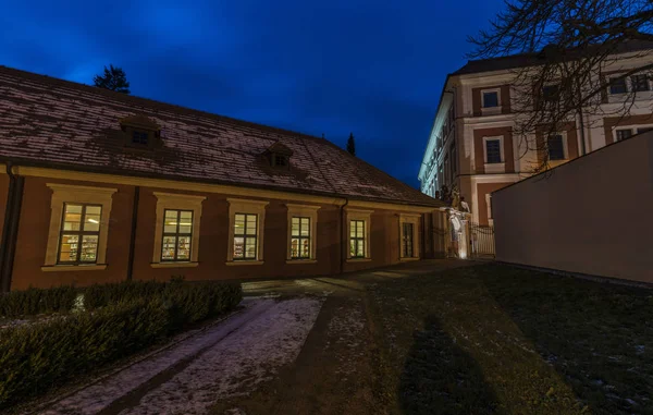 Karlovy Vary şehir yakınlarındaki gece kasabada Ostrov — Stok fotoğraf