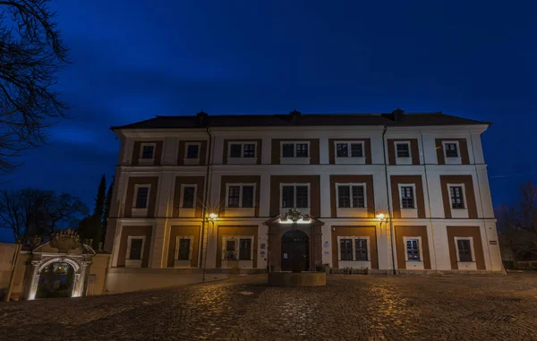 Karlovy Vary şehir yakınlarındaki gece kasabada Ostrov