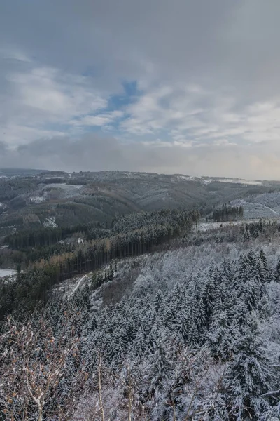 Pohled z Semnicka skály s cloudy slunce a sníh v západních Čechách — Stock fotografie