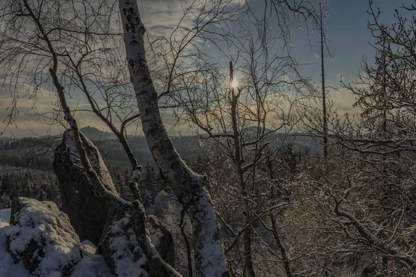 从 Semnicka 的岩石看西部波希米亚的多云的太阳和雪 — 图库照片