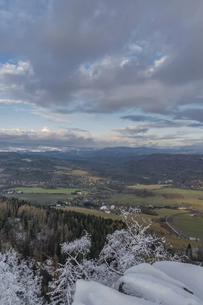 Vista dalla roccia di Semnicka con sole nuvoloso e neve nella Boemia occidentale — Foto Stock