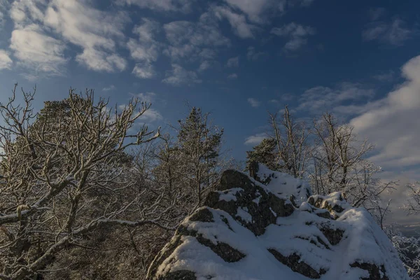 Widok z Semnicka rock z słabe słońce i śnieg w zachodniej Czech. — Zdjęcie stockowe