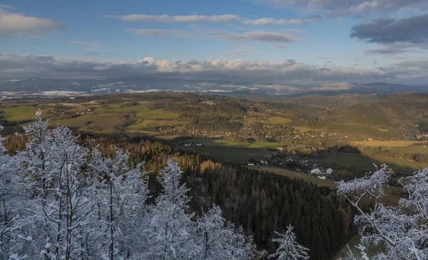 Semnicka Rock bulutlu güneş ile görüntülemek ve Batı Bohemya'da kar