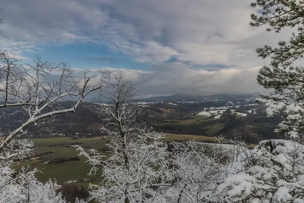 Pohled z Semnicka skály s cloudy slunce a sníh v západních Čechách — Stock fotografie