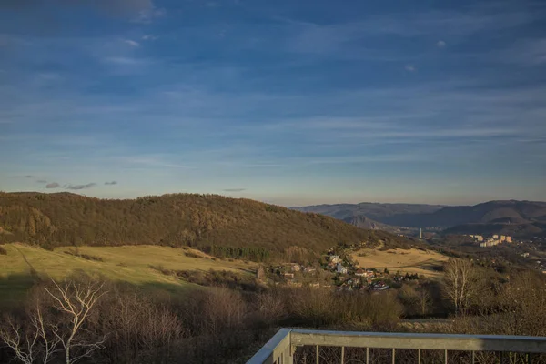 Pradera con árboles cerca de la torre de observación Erbenova — Foto de Stock