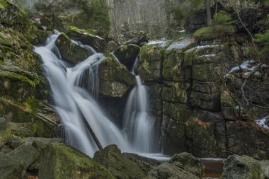 Şelale Cerny Creek Jizerske dağlarında