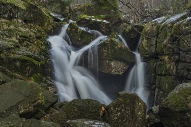 Şelale Cerny Creek Jizerske dağlarında