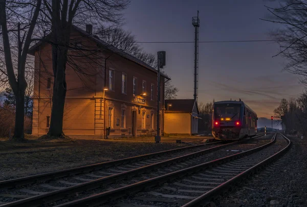 Pociągów pasażerskich w Bily Potok pod Smrkem stacji — Zdjęcie stockowe