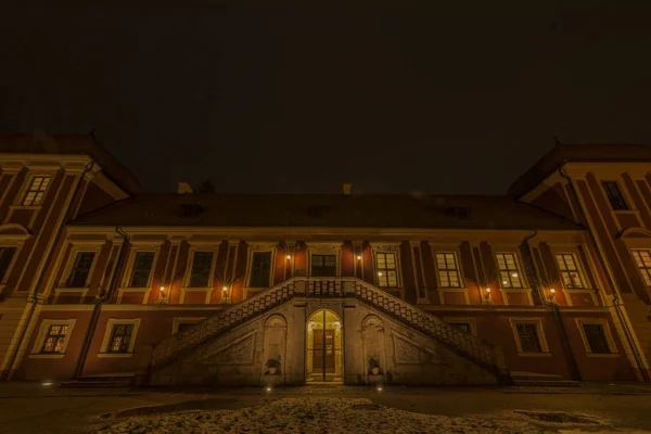 Biblioteca en la ciudad de noche Ostrov cerca de la ciudad de Karlovy Vary — Foto de Stock