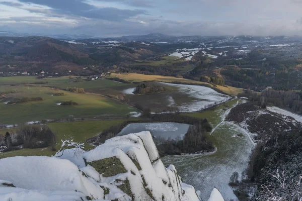 Vista dalla roccia di Semnicka con sole nuvoloso e neve nella Boemia occidentale — Foto Stock
