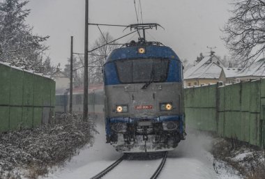 Kar günde Ceske Budejovice içinde mavi Elektrikli tren