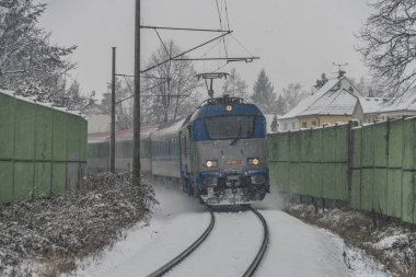 Kar günde Ceske Budejovice içinde mavi Elektrikli tren