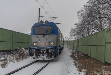 Kar günde Ceske Budejovice içinde mavi Elektrikli tren