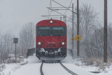 Kar günde Ceske Budejovice içinde kırmızı Elektrikli tren