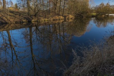 Velky Jez güneşli kış günü şehirde Ceske Budejovice
