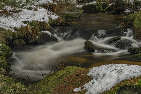 Mensi Rio Vltavice no dia de inverno de neve — Fotografia de Stock