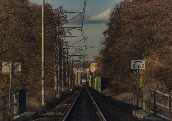 塞斯克·布代约维采市附近的快速列车 — 图库照片