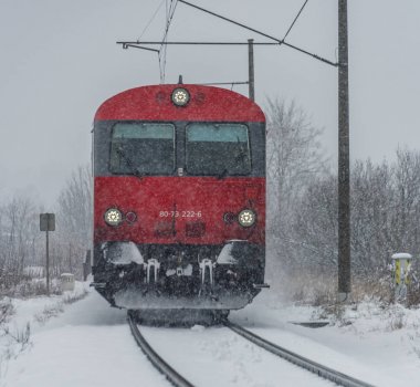 Kar günde Ceske Budejovice içinde kırmızı Elektrikli tren