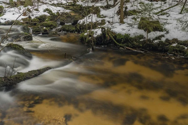 Mensi Rio Vltavice no dia de inverno de neve — Fotografia de Stock