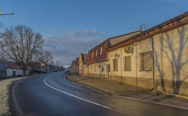 Dubany pueblo en frío soleado invierno mañana — Foto de Stock