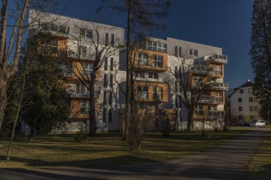 Ceske Budejovice içinde Malse Nehri yakınında modern bina