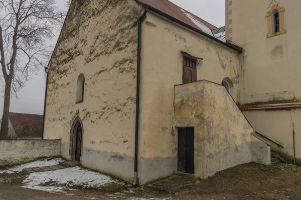 Lomnice nad Luznici cidade velha com igreja — Fotografia de Stock