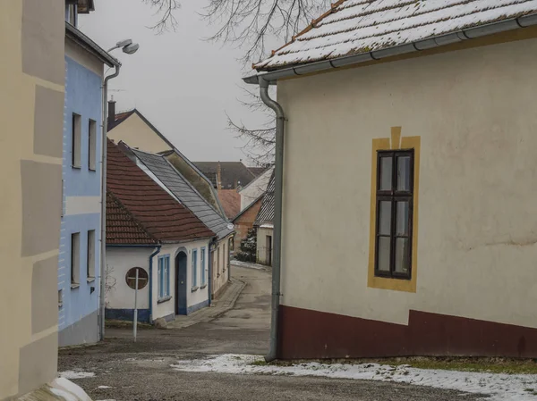 Lomnice nad Luznici Kilisesi ile eski şehir — Stok fotoğraf