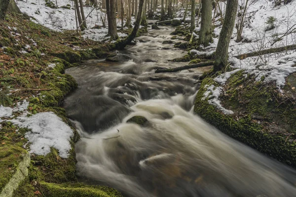 雪冬の日の Mensi Vltavice 川 — ストック写真