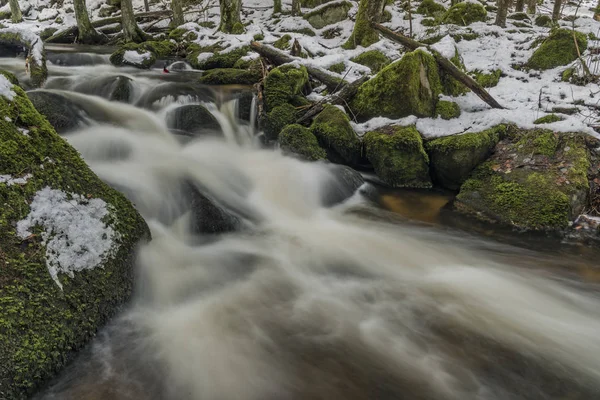 Mensi vltavice Fluss im Schnee Wintertag — Stockfoto