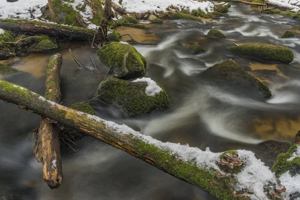 Mensi Rio Vltavice no dia de inverno de neve — Fotografia de Stock