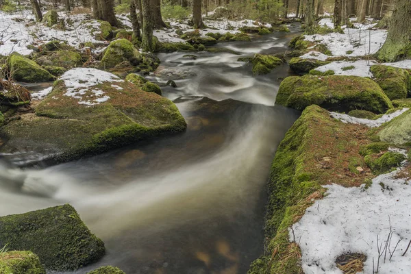 Mensi vltavice Fluss im Schnee Wintertag — Stockfoto