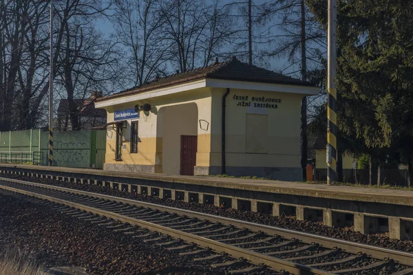 Estação em Ceske Budejovice sul no inverno dia ensolarado — Fotografia de Stock
