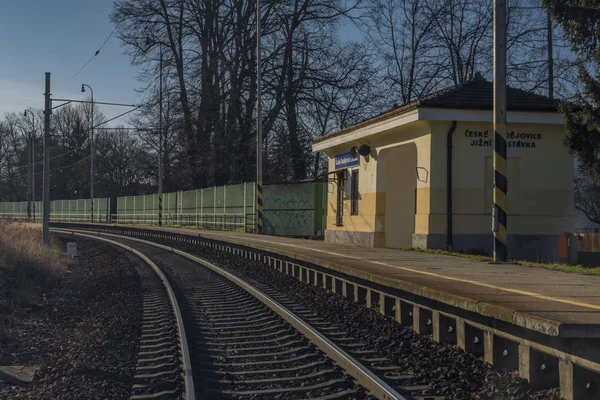 Estação em Ceske Budejovice sul no inverno dia ensolarado — Fotografia de Stock