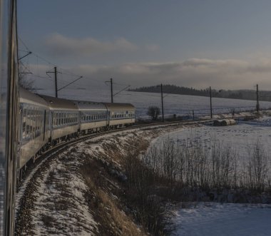 Soğuk gün yüksek Cerekev Köyü yakınındaki hızlı tren