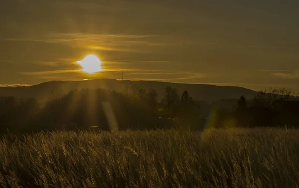 Pôr do sol perto de Ceske Budejovice cidade no inverno — Fotografia de Stock