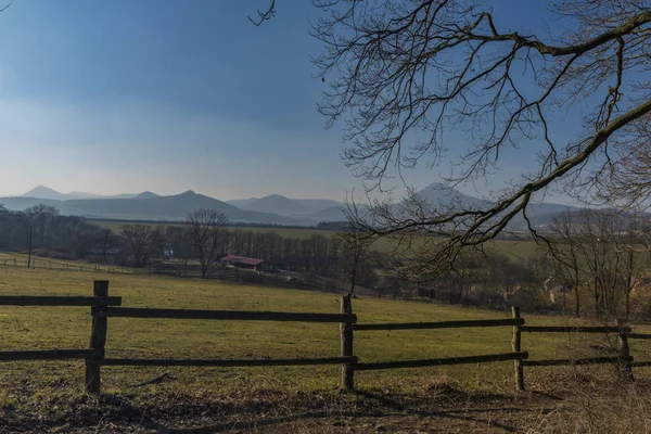 Puesta de sol cerca del pueblo de Oparno en invierno por la noche — Foto de Stock