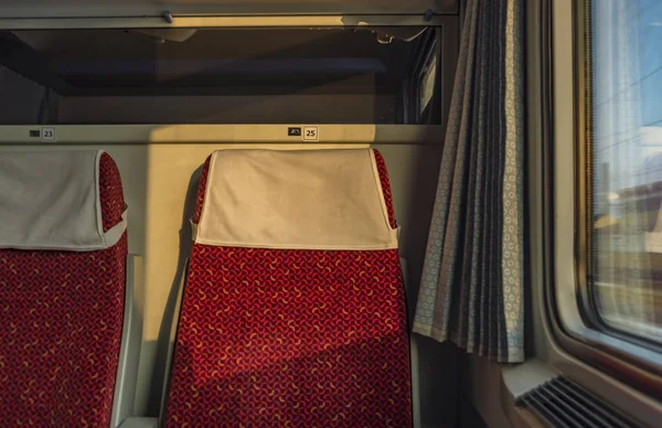 日の出時間にチェコの高速列車の赤い椅子 — ストック写真