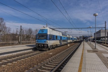 Kış günü içinde Prag Holesovice istasyonu tren