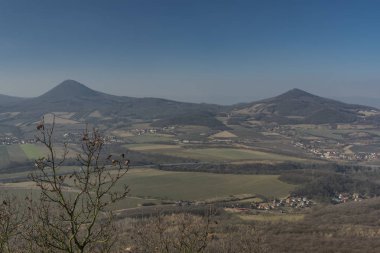 Ceske Stredohori dağlarda Lovos Tepesi'nden görüntülemek
