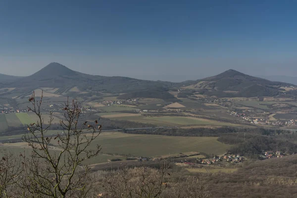 Vista desde la colina Lovos en las montañas Ceske Stredohori — Foto de Stock