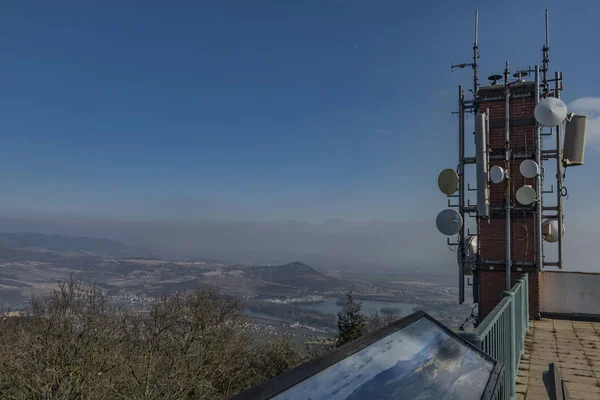 Transmetteurs sur la colline de Lovos en hiver journée ensoleillée — Photo