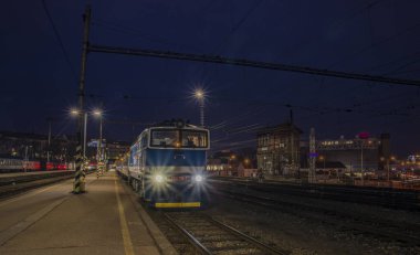 Brno şehrinde tren istasyonunun yakınında gece