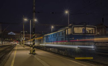 Brno şehrinde tren istasyonunun yakınında gece