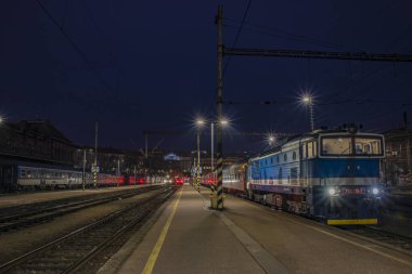 Brno şehrinde tren istasyonunun yakınında gece