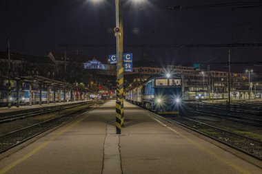 Brno şehrinde tren istasyonunun yakınında gece