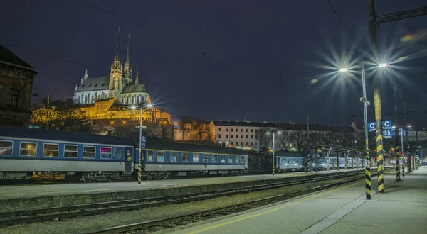 Noite perto da estação ferroviária na cidade de Brno — Fotografia de Stock